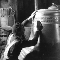 LIBERTY-BELL-1950-PLACEMENT-DU-TEXTE-400x400